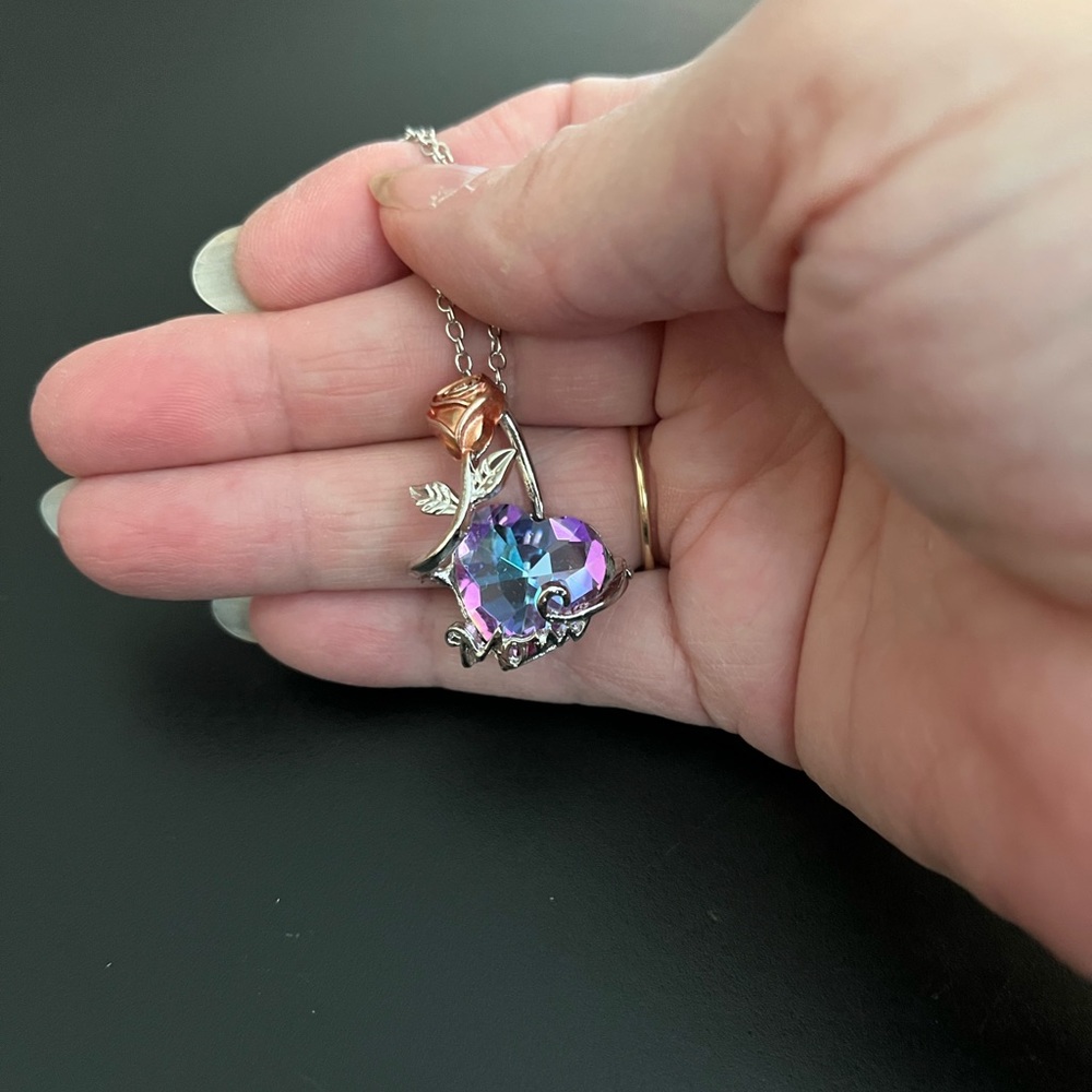 ☄️This stunning heart and rose pendant necklace is perfect for Mother’s Day! 18” - Picture 11 of 14